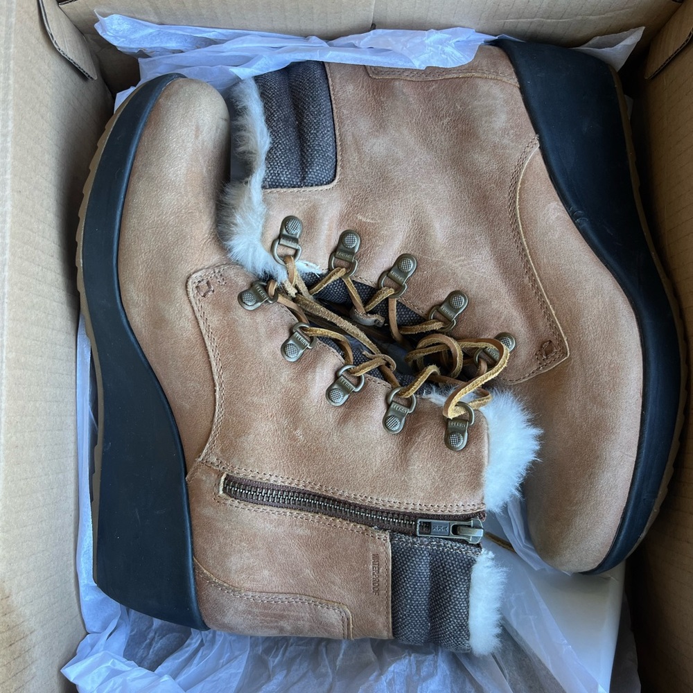 Sperry Tan Fur-Lined Lace-Up Boots